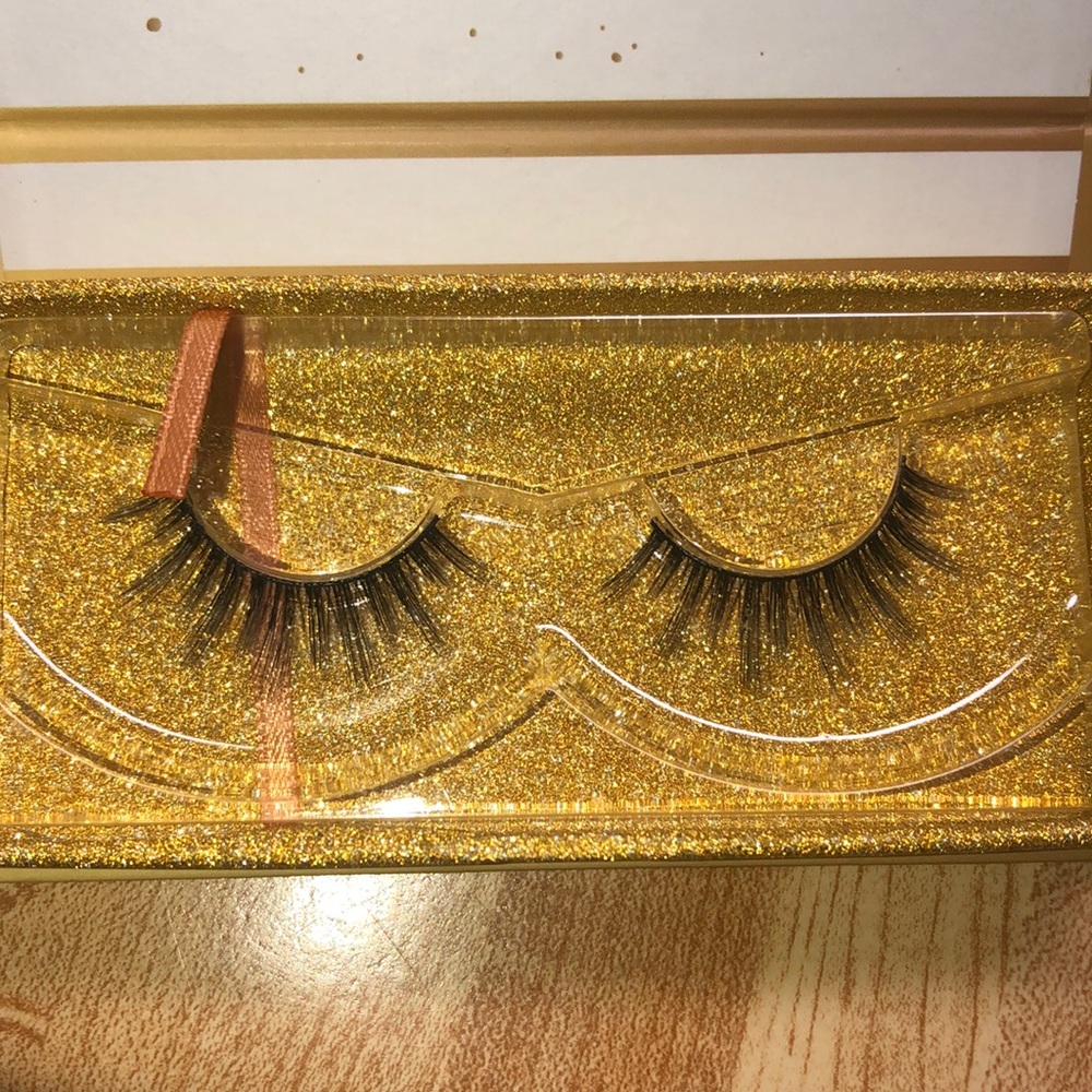Brand new, never used Lashaholic lashes
